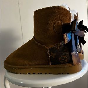 Size 7 LV UGGs